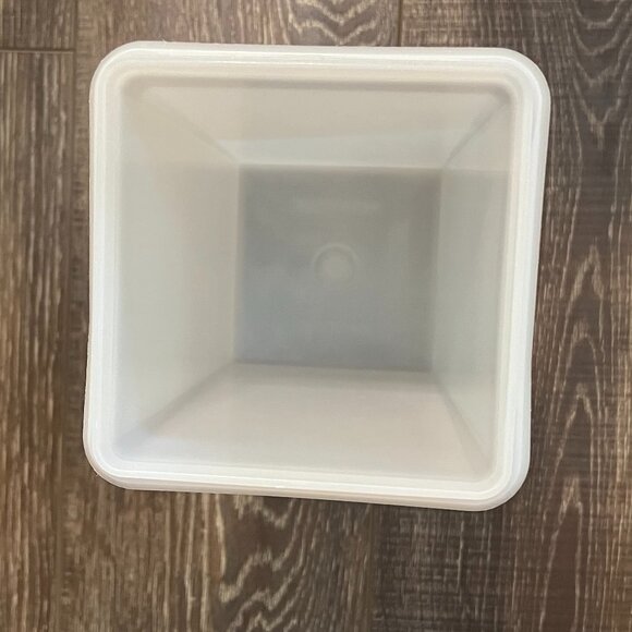 Vintage Tupperware Saltine Saver with Matching Lid - Picture 7 of 9